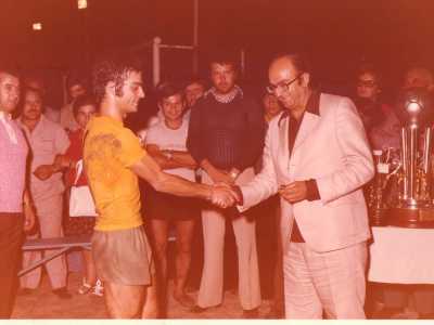 In un terzo scatto si vede invece Giusto premiato dal sindaco di Triggiano alla presenza dell'organizzatore Elio Di Summa (al centro). Il suo esordio fu infatti dei migliori, tanto da valergli, nel 1973, il titolo di miglior calciatore del torneo, per il quale ricevette un orologio da polso